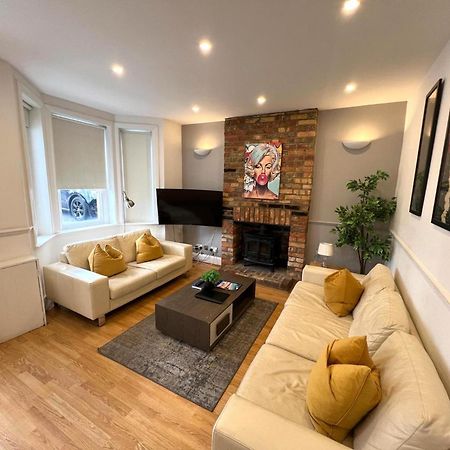 Great 4 Bedroom House - Great Location - Garden - Parking - Fast Wifi - Smart Tv - Newly Decorated - Sleeps Up To 8! Only 10 Mins Drive To Sandbanks Beach! Close To Poole & Bournemouth Kültér fotó