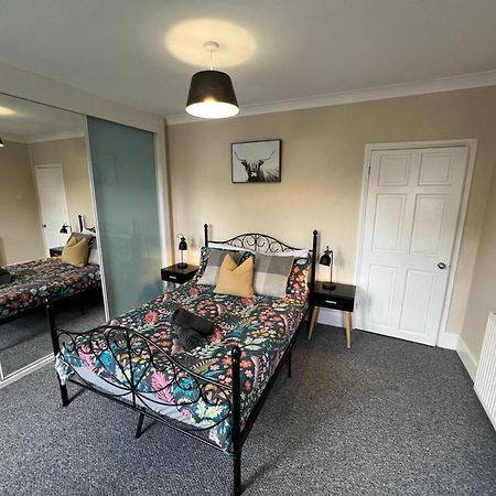 Great 4 Bedroom House - Great Location - Garden - Parking - Fast Wifi - Smart Tv - Newly Decorated - Sleeps Up To 8! Only 10 Mins Drive To Sandbanks Beach! Close To Poole & Bournemouth Kültér fotó