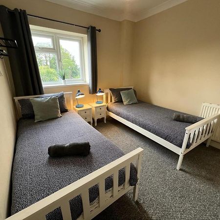 Great 4 Bedroom House - Great Location - Garden - Parking - Fast Wifi - Smart Tv - Newly Decorated - Sleeps Up To 8! Only 10 Mins Drive To Sandbanks Beach! Close To Poole & Bournemouth Kültér fotó