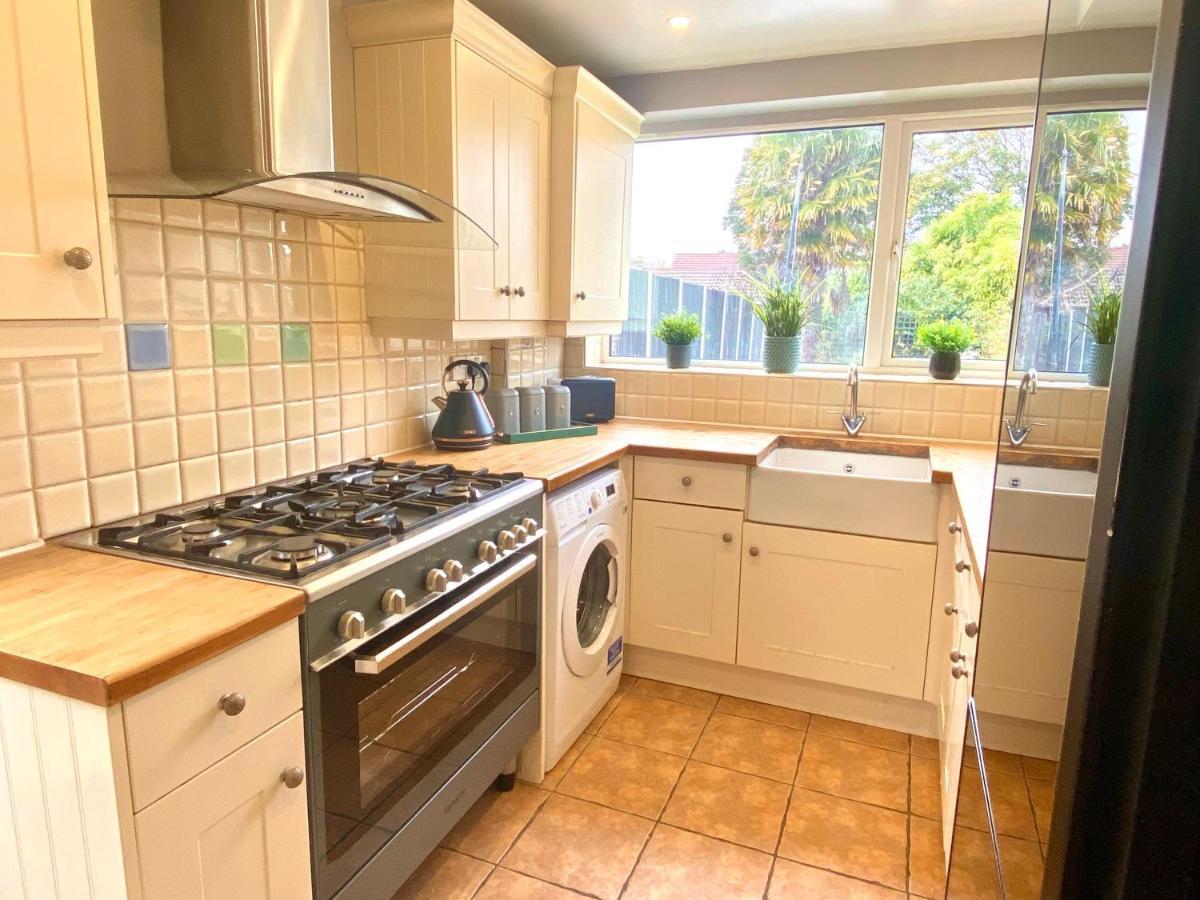 Great 4 Bedroom House - Great Location - Garden - Parking - Fast Wifi - Smart Tv - Newly Decorated - Sleeps Up To 8! Only 10 Mins Drive To Sandbanks Beach! Close To Poole & Bournemouth Kültér fotó