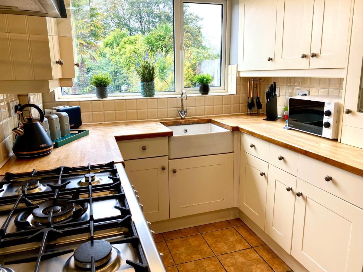 Great 4 Bedroom House - Great Location - Garden - Parking - Fast Wifi - Smart Tv - Newly Decorated - Sleeps Up To 8! Only 10 Mins Drive To Sandbanks Beach! Close To Poole & Bournemouth Kültér fotó