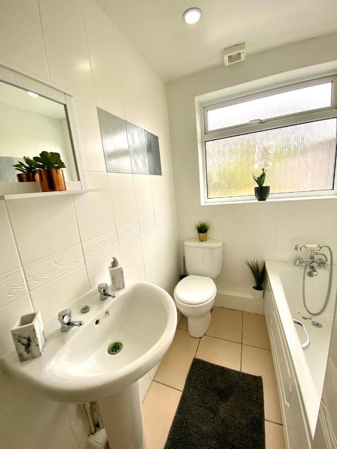 Great 4 Bedroom House - Great Location - Garden - Parking - Fast Wifi - Smart Tv - Newly Decorated - Sleeps Up To 8! Only 10 Mins Drive To Sandbanks Beach! Close To Poole & Bournemouth Kültér fotó