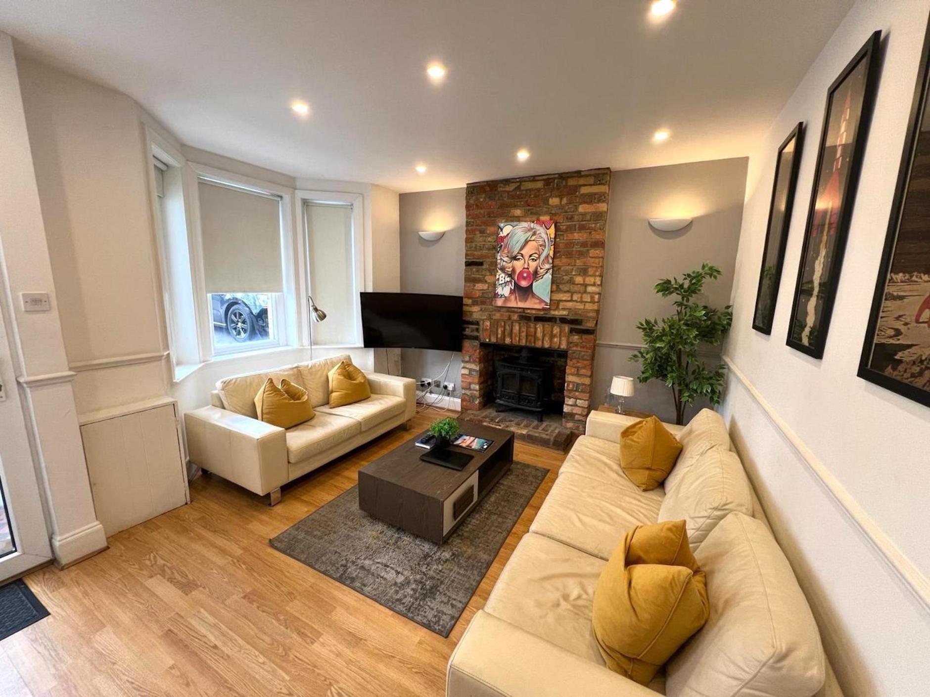 Great 4 Bedroom House - Great Location - Garden - Parking - Fast Wifi - Smart Tv - Newly Decorated - Sleeps Up To 8! Only 10 Mins Drive To Sandbanks Beach! Close To Poole & Bournemouth Kültér fotó