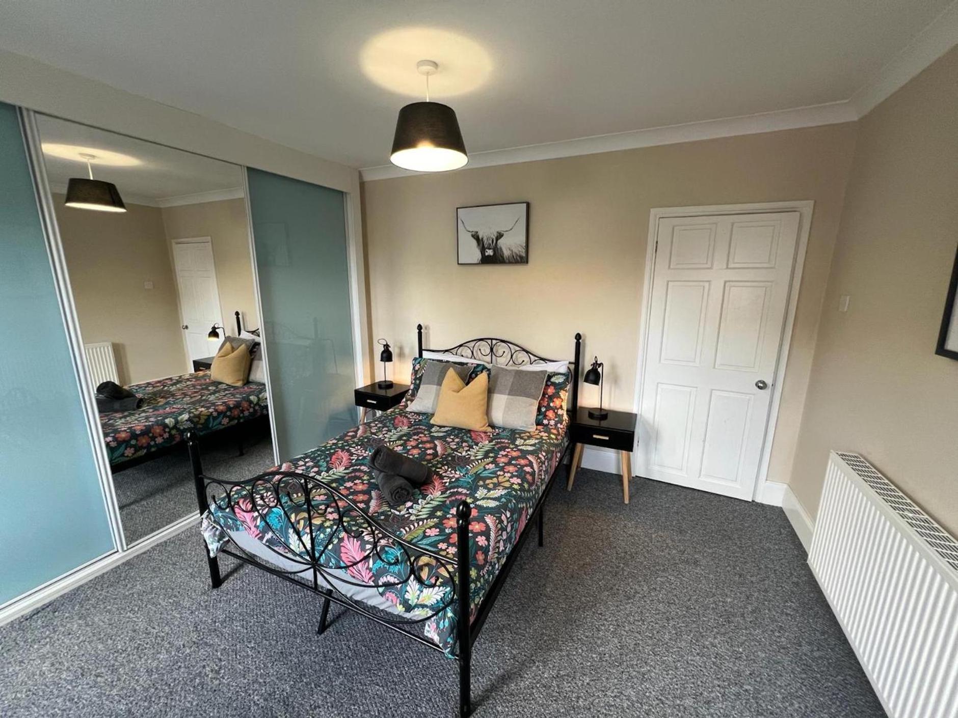 Great 4 Bedroom House - Great Location - Garden - Parking - Fast Wifi - Smart Tv - Newly Decorated - Sleeps Up To 8! Only 10 Mins Drive To Sandbanks Beach! Close To Poole & Bournemouth Kültér fotó