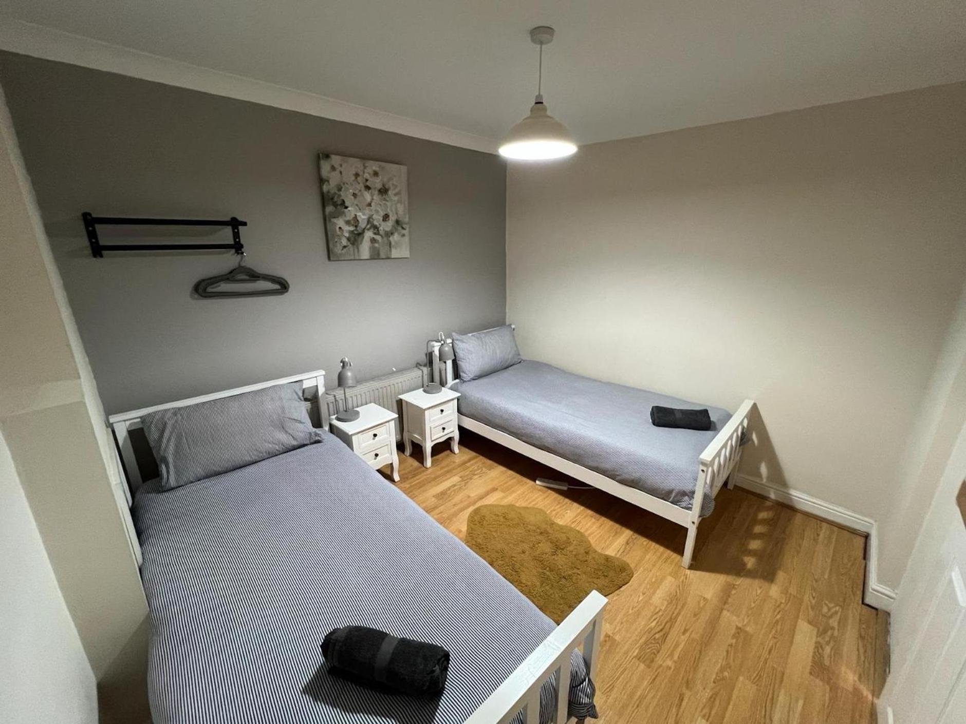 Great 4 Bedroom House - Great Location - Garden - Parking - Fast Wifi - Smart Tv - Newly Decorated - Sleeps Up To 8! Only 10 Mins Drive To Sandbanks Beach! Close To Poole & Bournemouth Kültér fotó