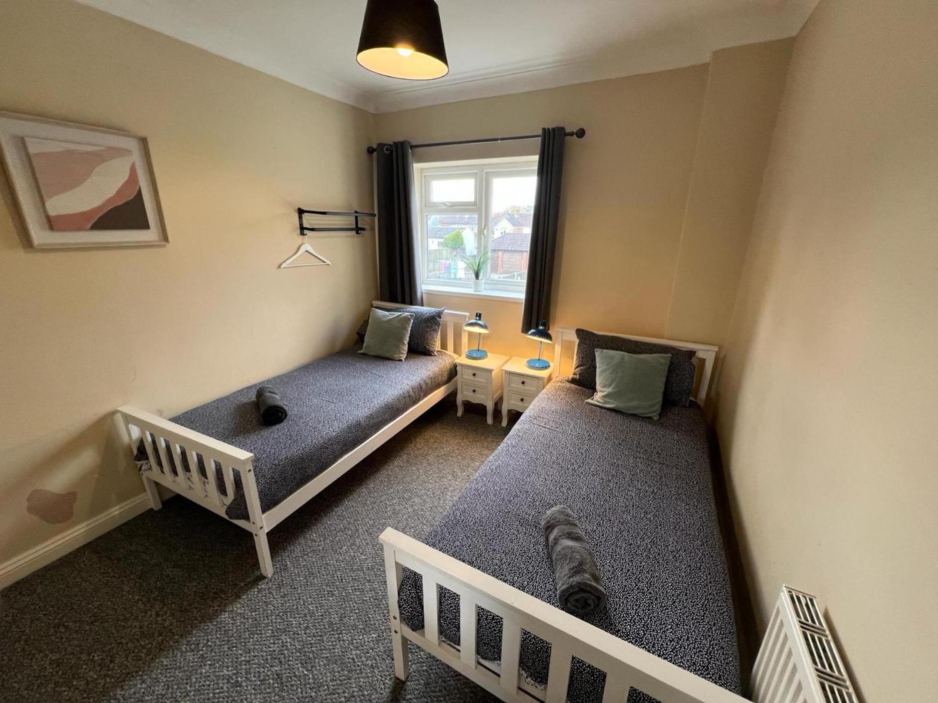 Great 4 Bedroom House - Great Location - Garden - Parking - Fast Wifi - Smart Tv - Newly Decorated - Sleeps Up To 8! Only 10 Mins Drive To Sandbanks Beach! Close To Poole & Bournemouth Kültér fotó