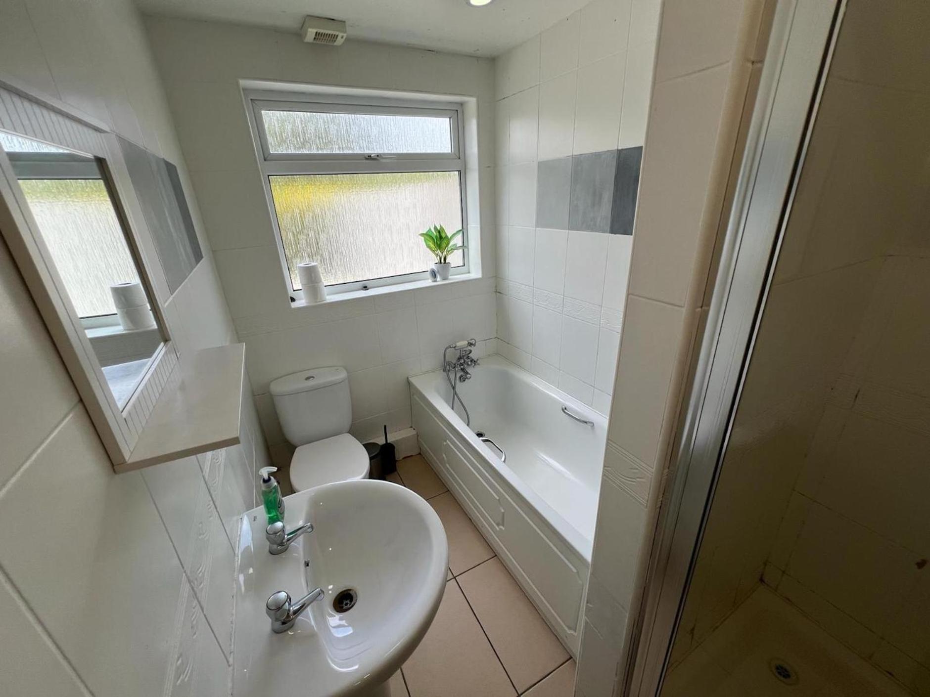 Great 4 Bedroom House - Great Location - Garden - Parking - Fast Wifi - Smart Tv - Newly Decorated - Sleeps Up To 8! Only 10 Mins Drive To Sandbanks Beach! Close To Poole & Bournemouth Kültér fotó