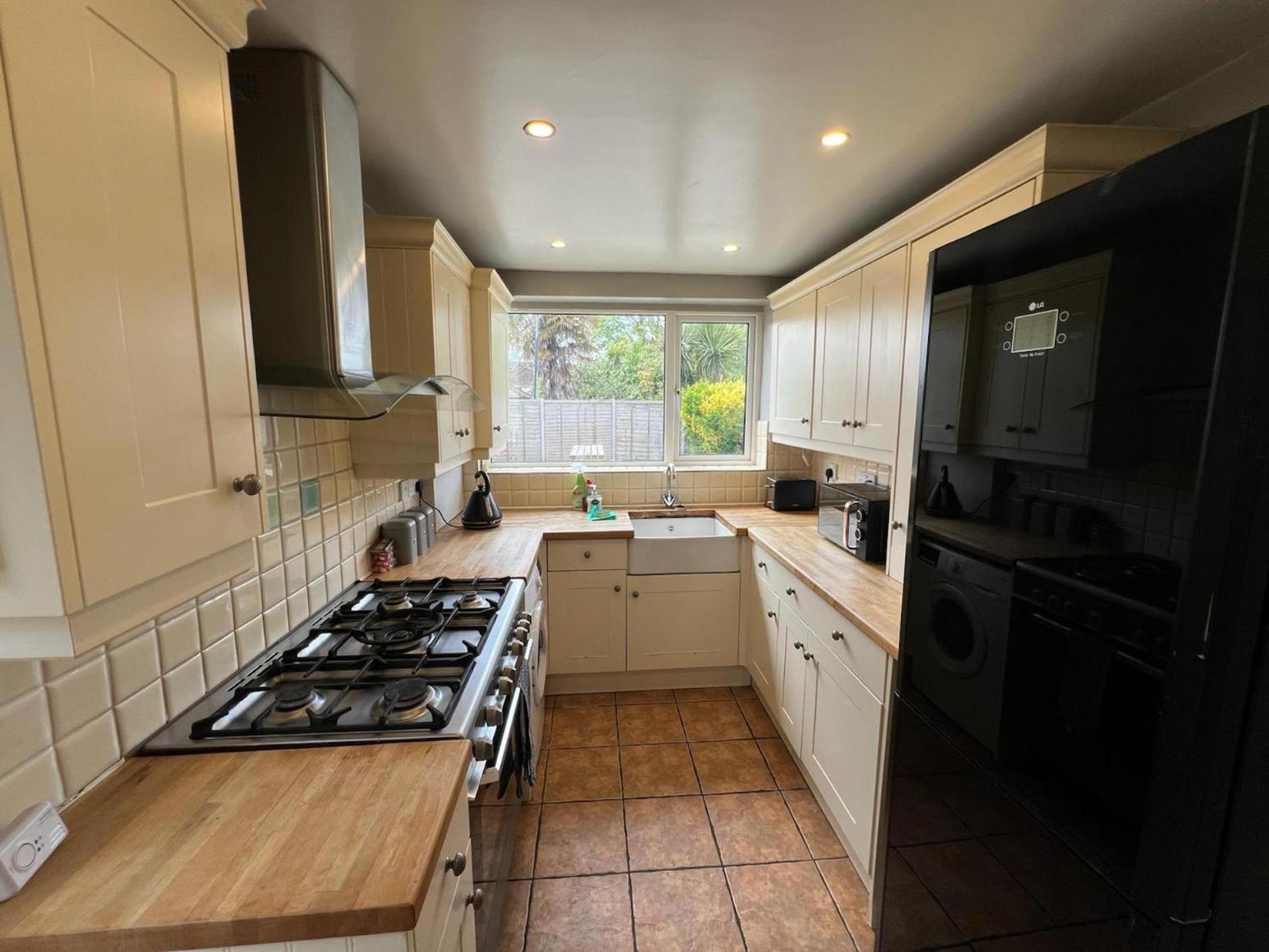 Great 4 Bedroom House - Great Location - Garden - Parking - Fast Wifi - Smart Tv - Newly Decorated - Sleeps Up To 8! Only 10 Mins Drive To Sandbanks Beach! Close To Poole & Bournemouth Kültér fotó