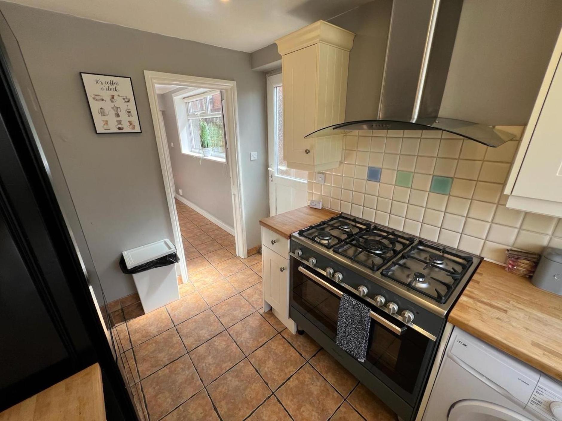 Great 4 Bedroom House - Great Location - Garden - Parking - Fast Wifi - Smart Tv - Newly Decorated - Sleeps Up To 8! Only 10 Mins Drive To Sandbanks Beach! Close To Poole & Bournemouth Kültér fotó