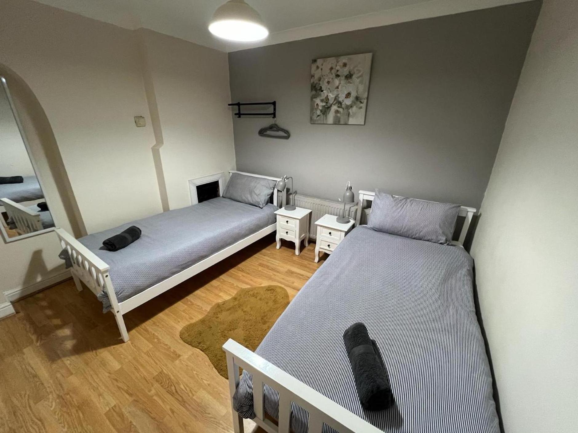 Great 4 Bedroom House - Great Location - Garden - Parking - Fast Wifi - Smart Tv - Newly Decorated - Sleeps Up To 8! Only 10 Mins Drive To Sandbanks Beach! Close To Poole & Bournemouth Kültér fotó