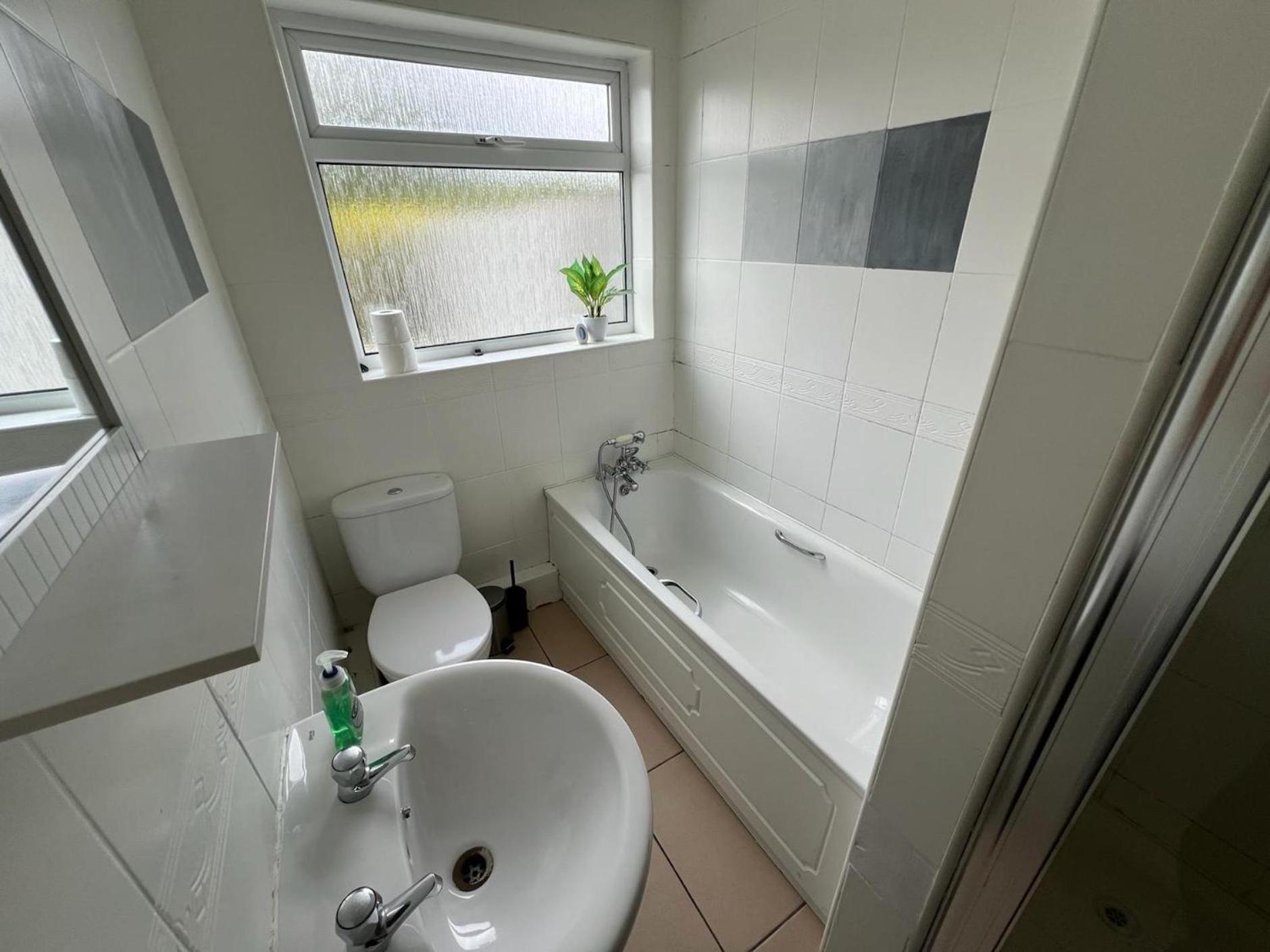 Great 4 Bedroom House - Great Location - Garden - Parking - Fast Wifi - Smart Tv - Newly Decorated - Sleeps Up To 8! Only 10 Mins Drive To Sandbanks Beach! Close To Poole & Bournemouth Kültér fotó