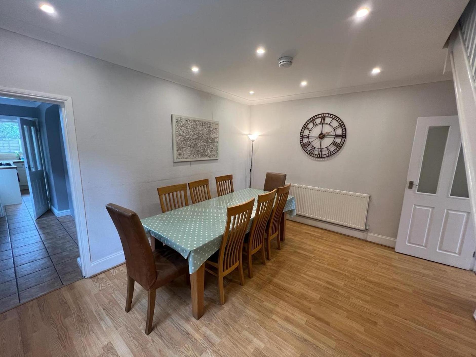 Great 4 Bedroom House - Great Location - Garden - Parking - Fast Wifi - Smart Tv - Newly Decorated - Sleeps Up To 8! Only 10 Mins Drive To Sandbanks Beach! Close To Poole & Bournemouth Kültér fotó
