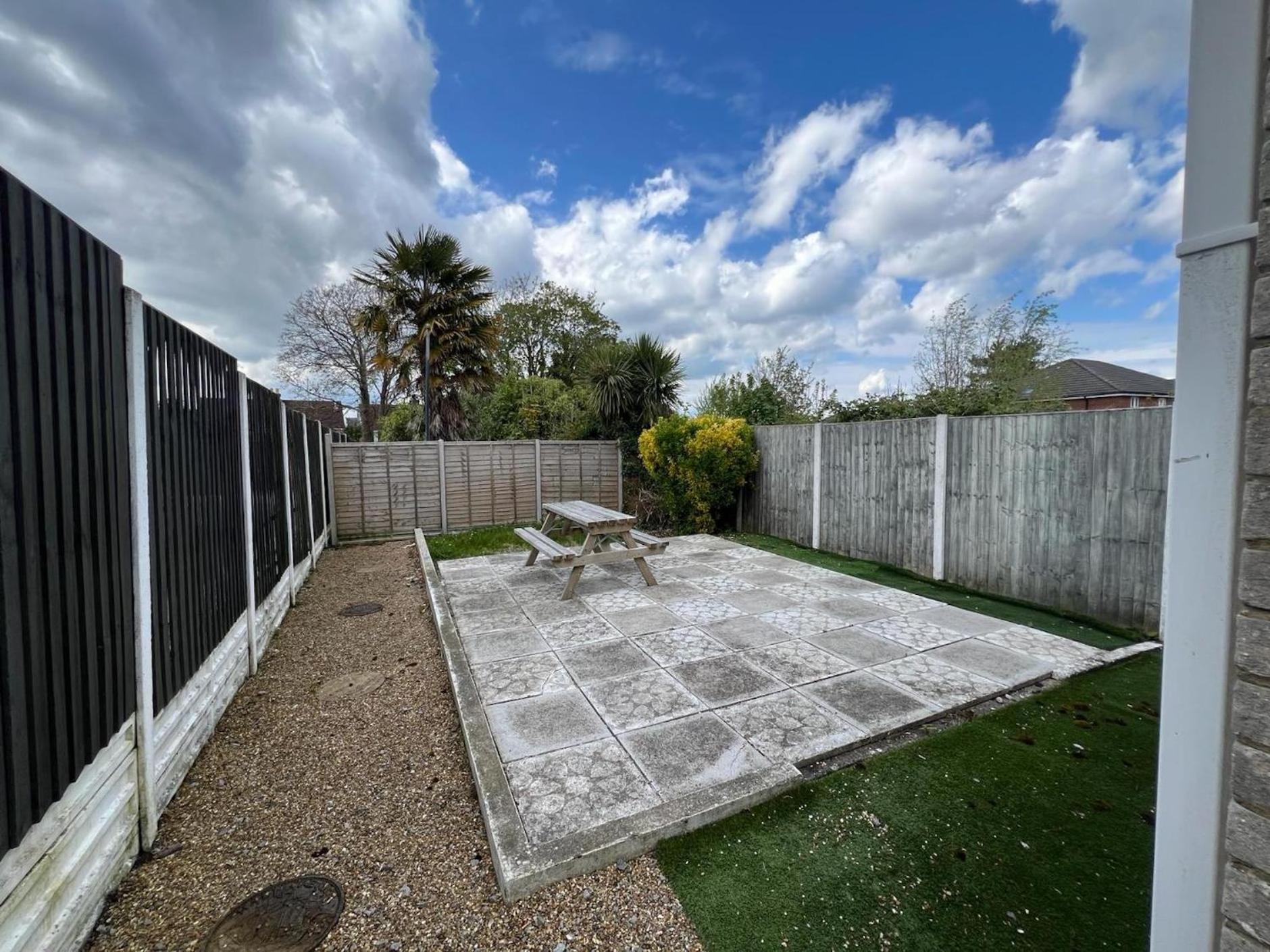 Great 4 Bedroom House - Great Location - Garden - Parking - Fast Wifi - Smart Tv - Newly Decorated - Sleeps Up To 8! Only 10 Mins Drive To Sandbanks Beach! Close To Poole & Bournemouth Kültér fotó
