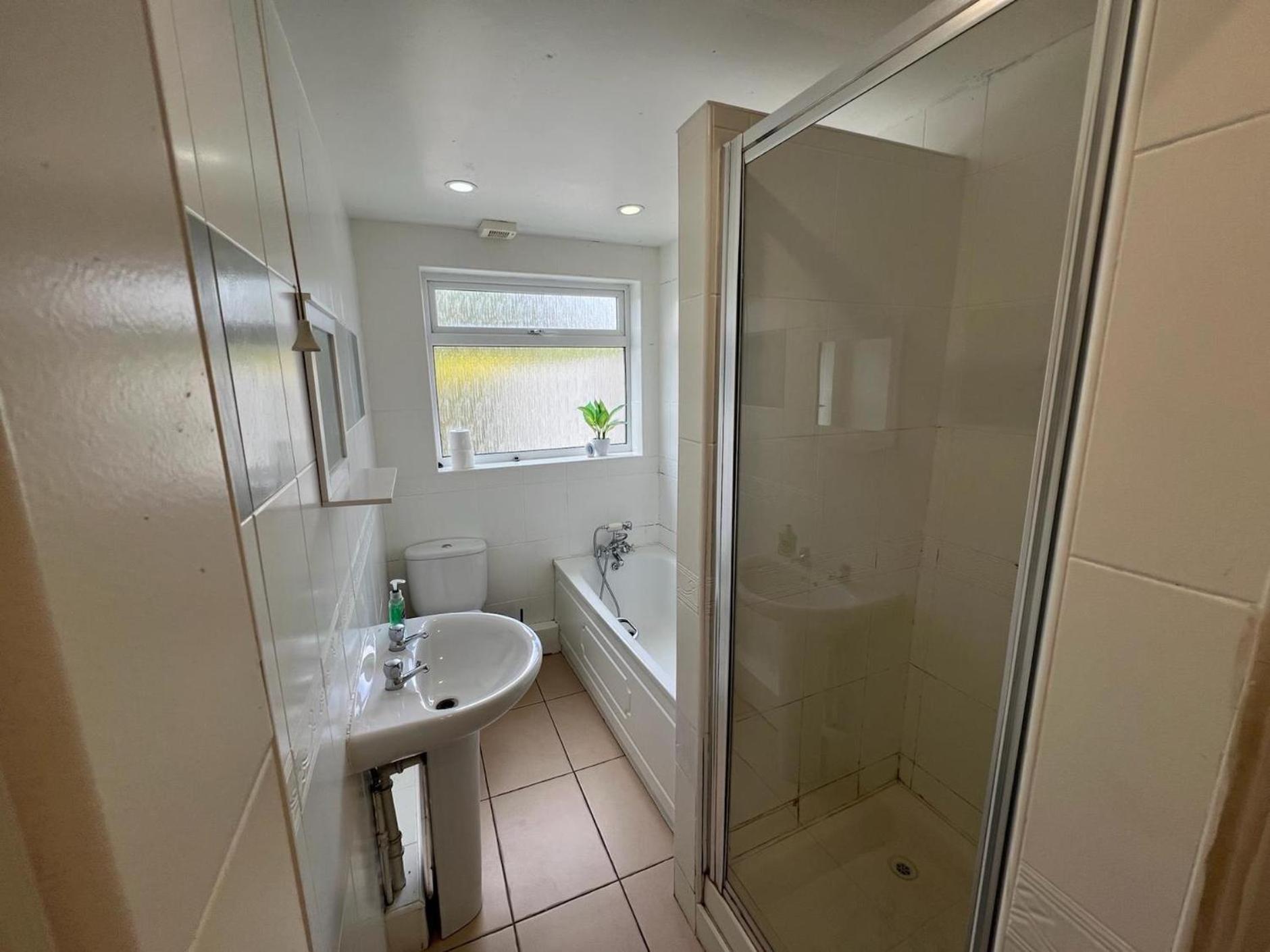 Great 4 Bedroom House - Great Location - Garden - Parking - Fast Wifi - Smart Tv - Newly Decorated - Sleeps Up To 8! Only 10 Mins Drive To Sandbanks Beach! Close To Poole & Bournemouth Kültér fotó