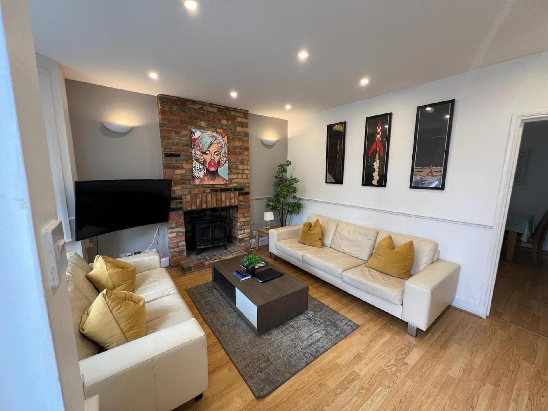 Great 4 Bedroom House - Great Location - Garden - Parking - Fast Wifi - Smart Tv - Newly Decorated - Sleeps Up To 8! Only 10 Mins Drive To Sandbanks Beach! Close To Poole & Bournemouth Kültér fotó