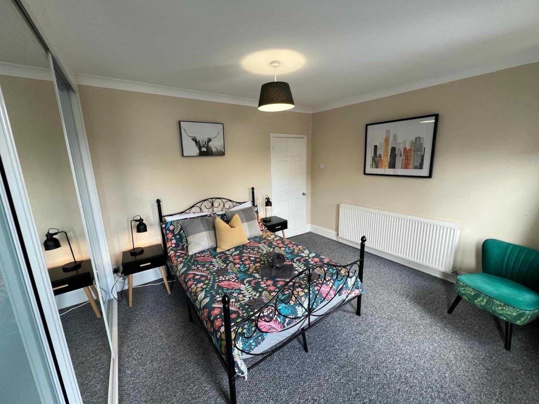 Great 4 Bedroom House - Great Location - Garden - Parking - Fast Wifi - Smart Tv - Newly Decorated - Sleeps Up To 8! Only 10 Mins Drive To Sandbanks Beach! Close To Poole & Bournemouth Kültér fotó