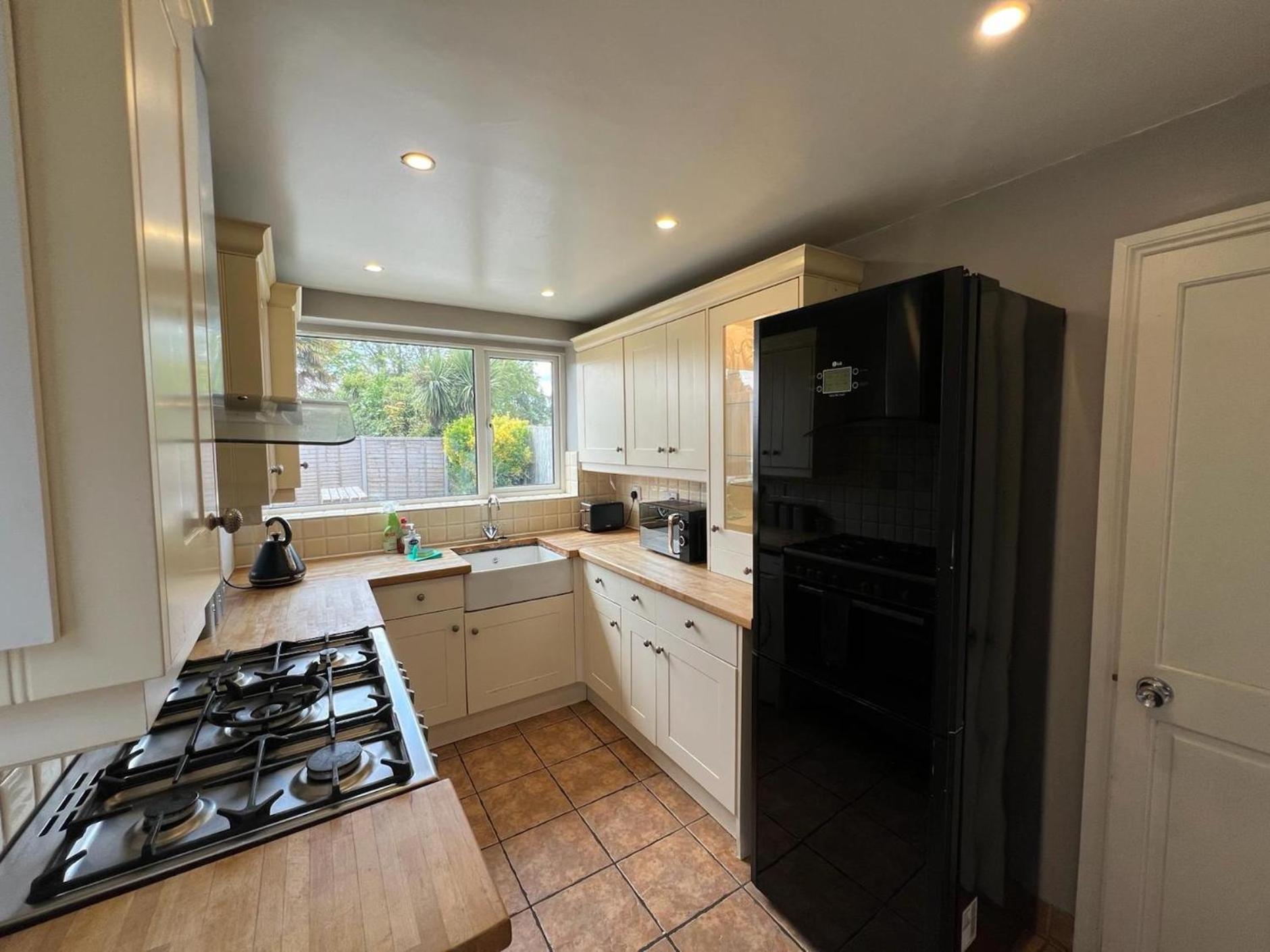 Great 4 Bedroom House - Great Location - Garden - Parking - Fast Wifi - Smart Tv - Newly Decorated - Sleeps Up To 8! Only 10 Mins Drive To Sandbanks Beach! Close To Poole & Bournemouth Kültér fotó